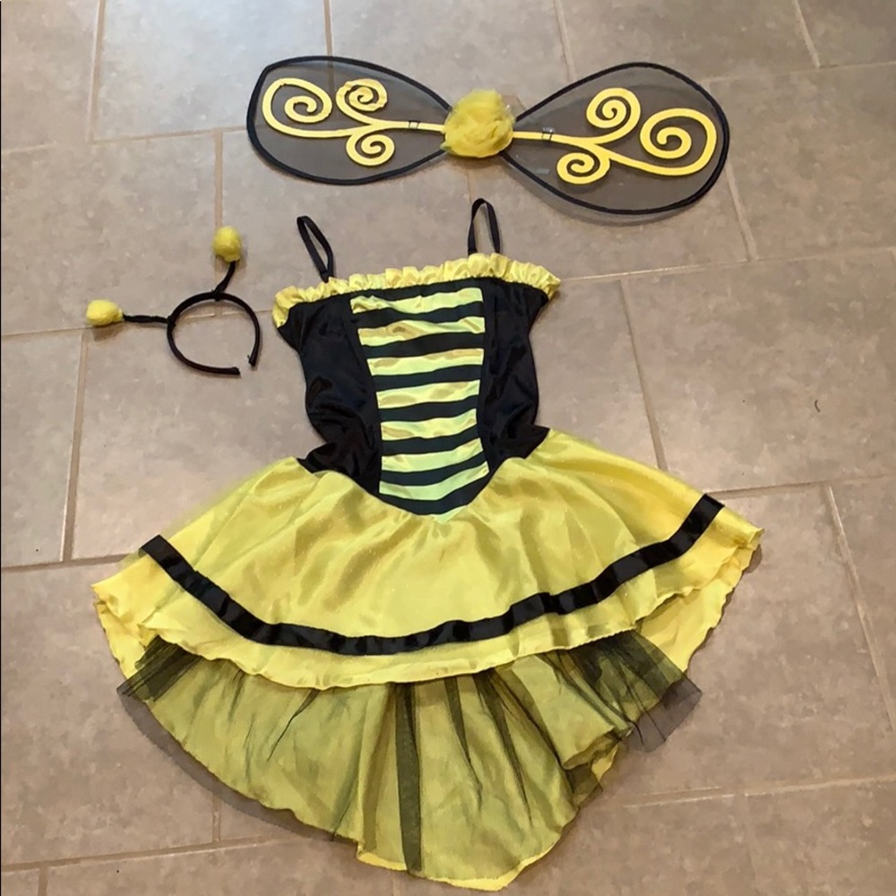 Woman bumble bee costume 🐝💛